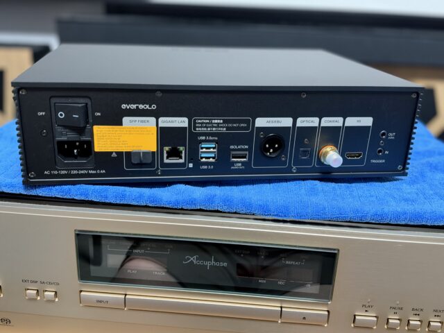 הלוח האחורי של Eversolo T8: מתג הפעלה, SFP, רשת, USB, AES/EBU, אופטי, קואקסיאלי ו-I2S