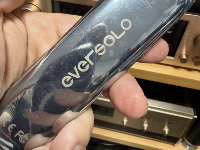גב השלט הרחוק של Eversolo בניילון המגן