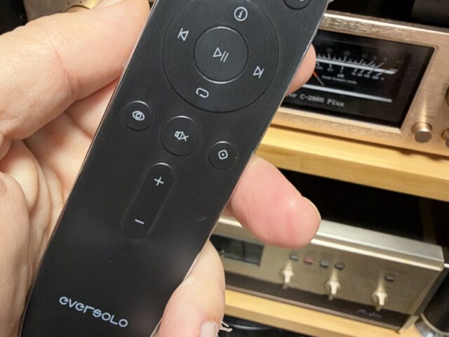 השלט הרחוק של Eversolo ביד, עדיין בניילון המגן