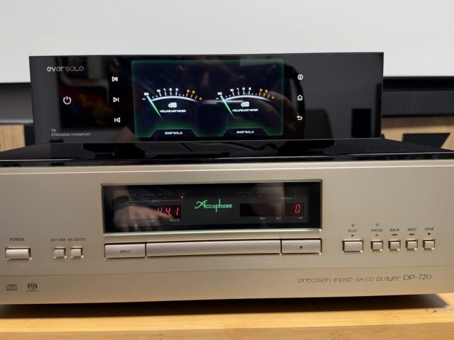 Eversolo T8 מציג מחוגי VU, מונח על נגן Accuphase DP-720