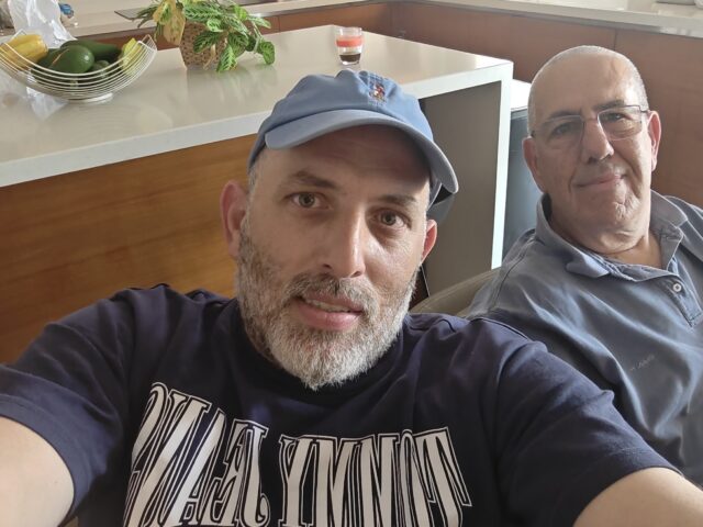 שני מבקרים מצטלמים בסלפי במהלך הביקור