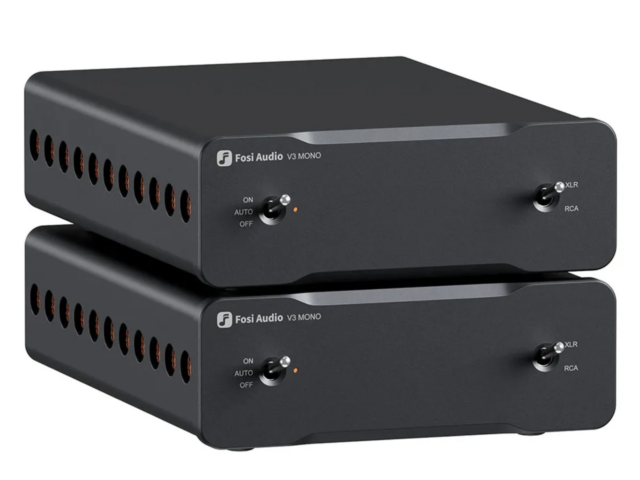 שני מגברי Fosi Audio V3 Mono שחורים מונחים זה על זה