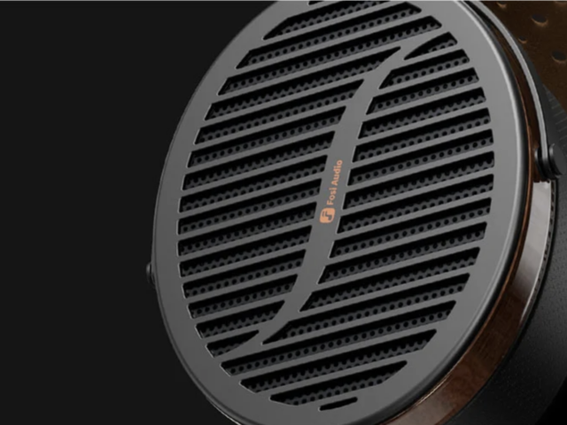 תקריב של כוס אוזניות Fosi Audio עם רשת מתכת